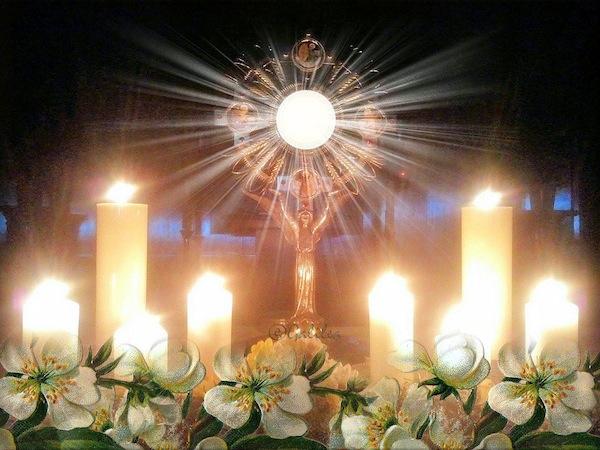 Eucaristía con velas